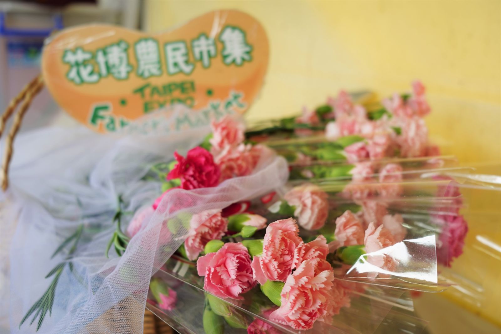 圖1 臺北花博農民市集為慶祝母親節特別舉行消費滿額贈康乃馨活動