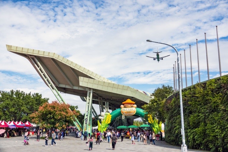 在晴空萬里時可以欣賞飛過市集上方的飛機景象。