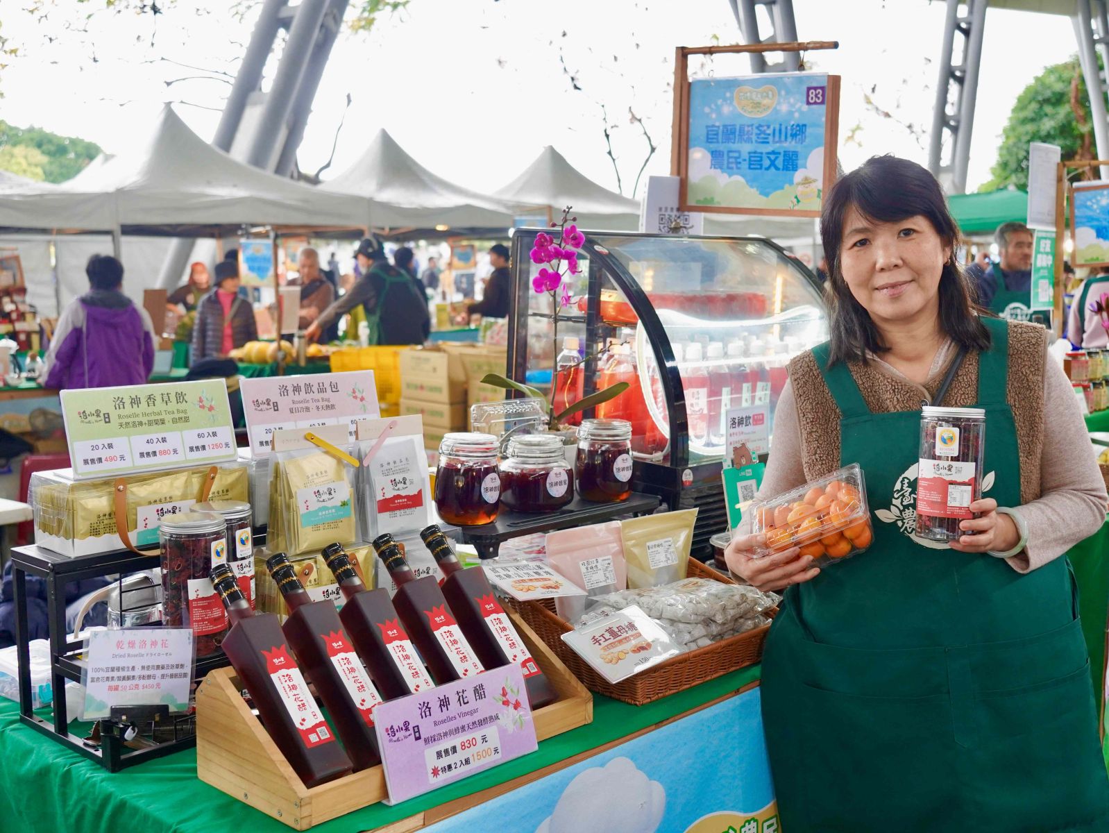 農友官文麗於花博農民市集攤位前合影