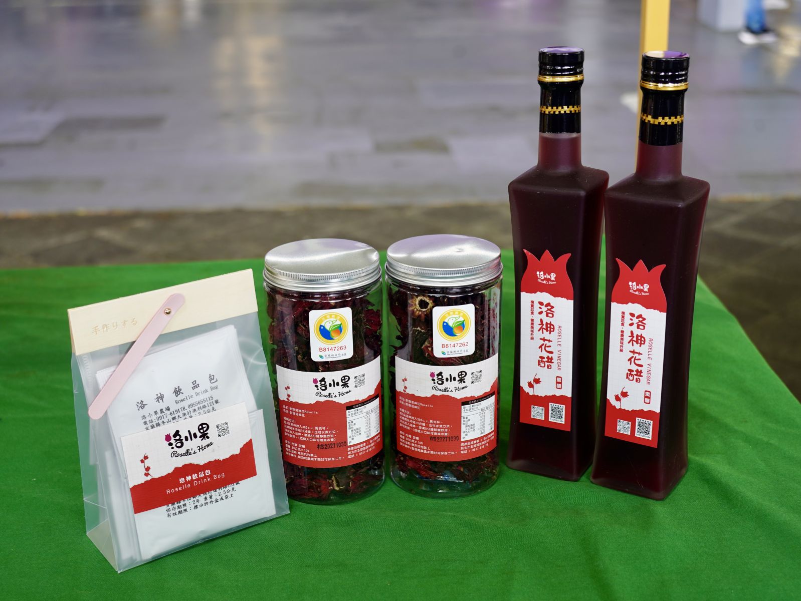 洛神花醋及洛神花茶包陳列於桌上