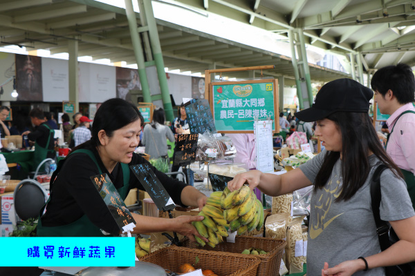 民眾挑選新鮮香蕉