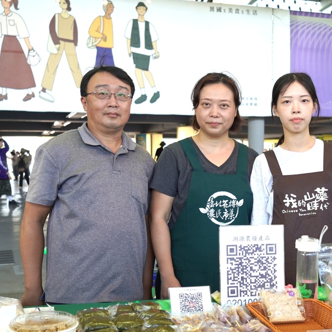 葉育智一家在花博展售的照片